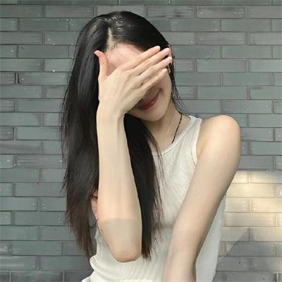 公园长椅上的盖伊与玛德琳